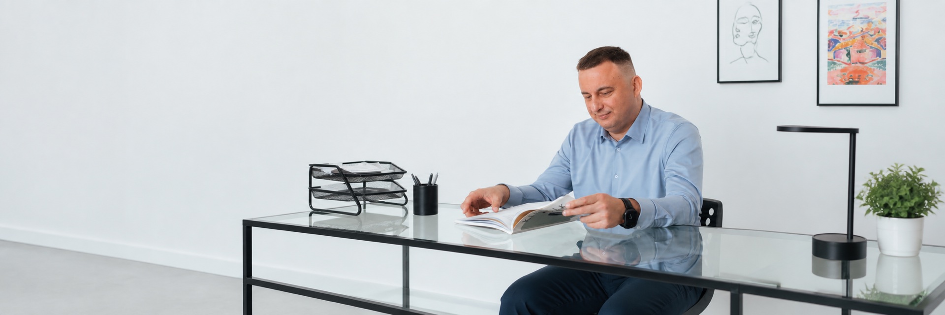Андрей Фастов за рабочим столом
